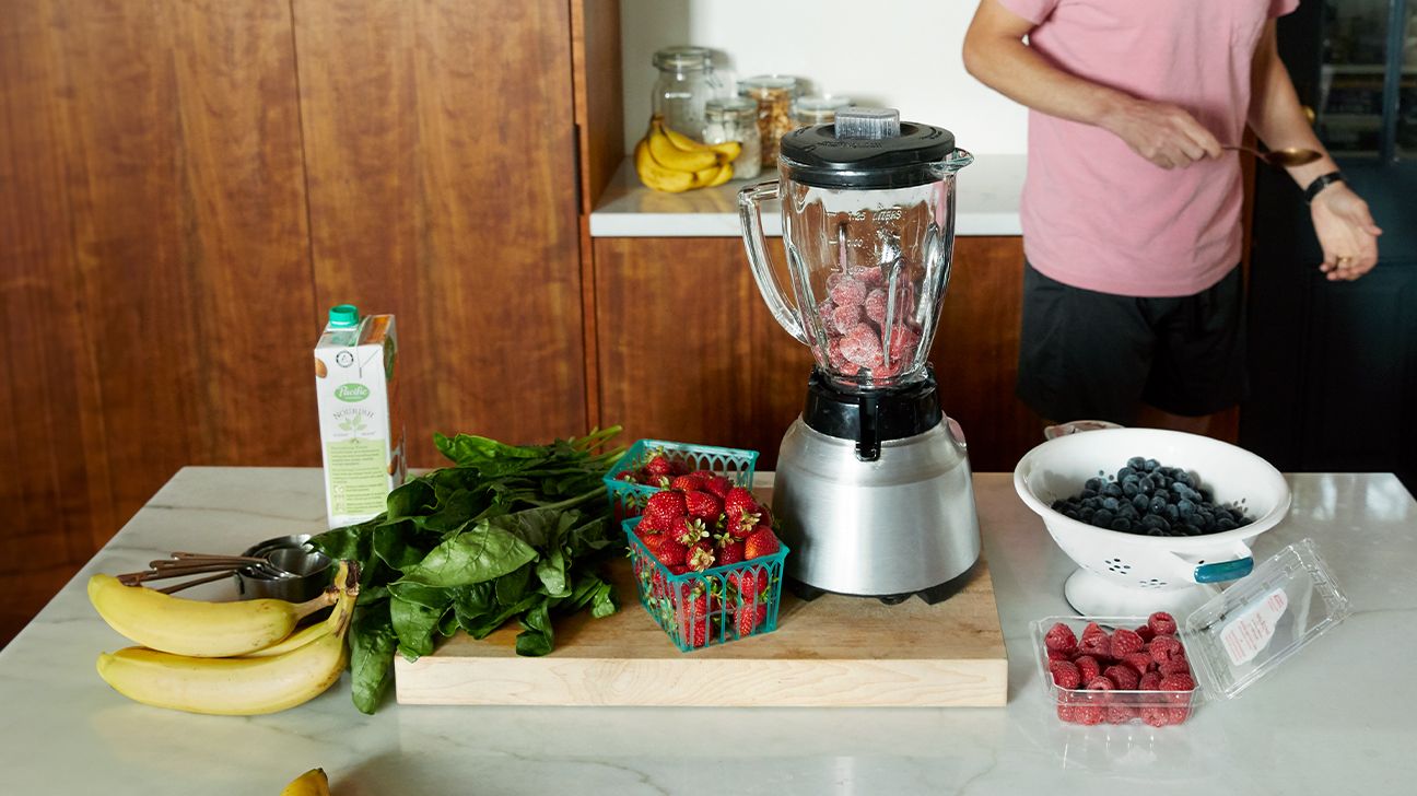 A person making a fruit smoothie.