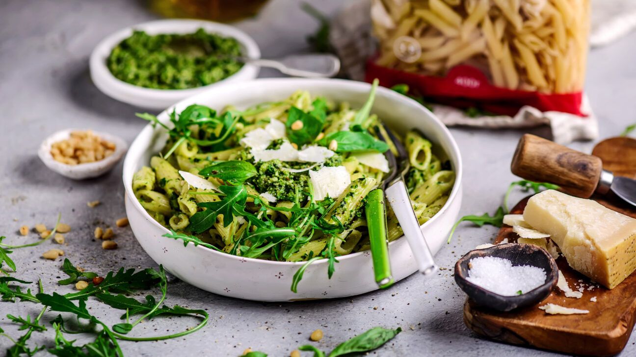 A bowl of vegetable pasta.