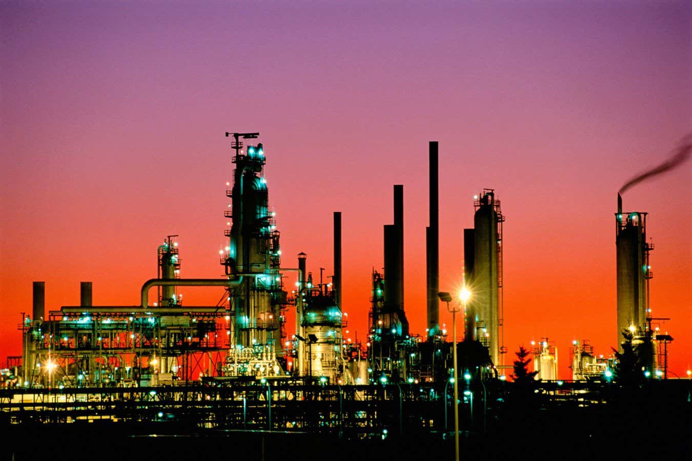 2AKB879 Oil refinery at sunset, Edmonton, Alberta, Canada