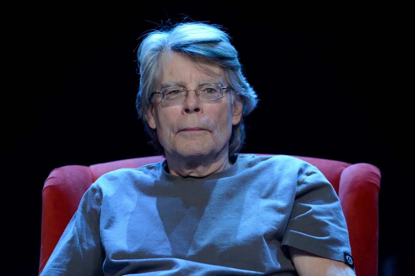 In The End of the World As We Know It, other writers are telling stories set in the post-apocalyptic world of Stephen King's The Stand
