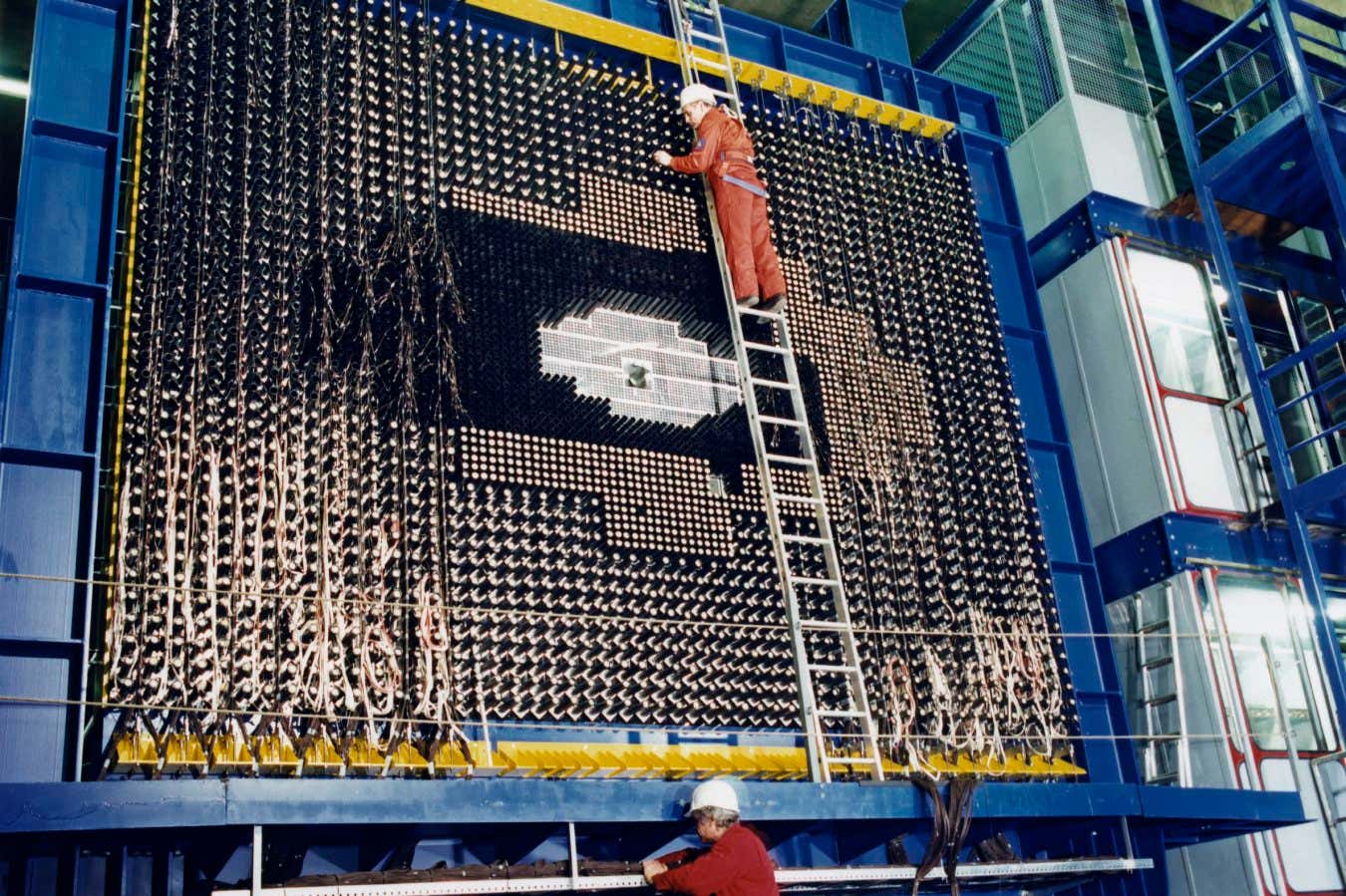 A total of 5752 photomultipliers covers the 5 x 6 meter wall of the HERA-B electromagnetic calorimeter, the detector component used to stop and register the electrons and photons. The individual detector modules were manufactured in Moscow and the complex readout electronics in Bologna, Italy. The entire calorimeter was then assembled at DESY (the photograph shows the photomulitplier cabling). Just under 6000 coaxial cables had to be laid in order to handle the electric signals triggered by the particles. These signals are transferred from the detectors to the 