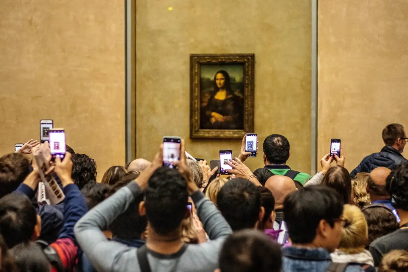 tourists photographing the Mona Lisa