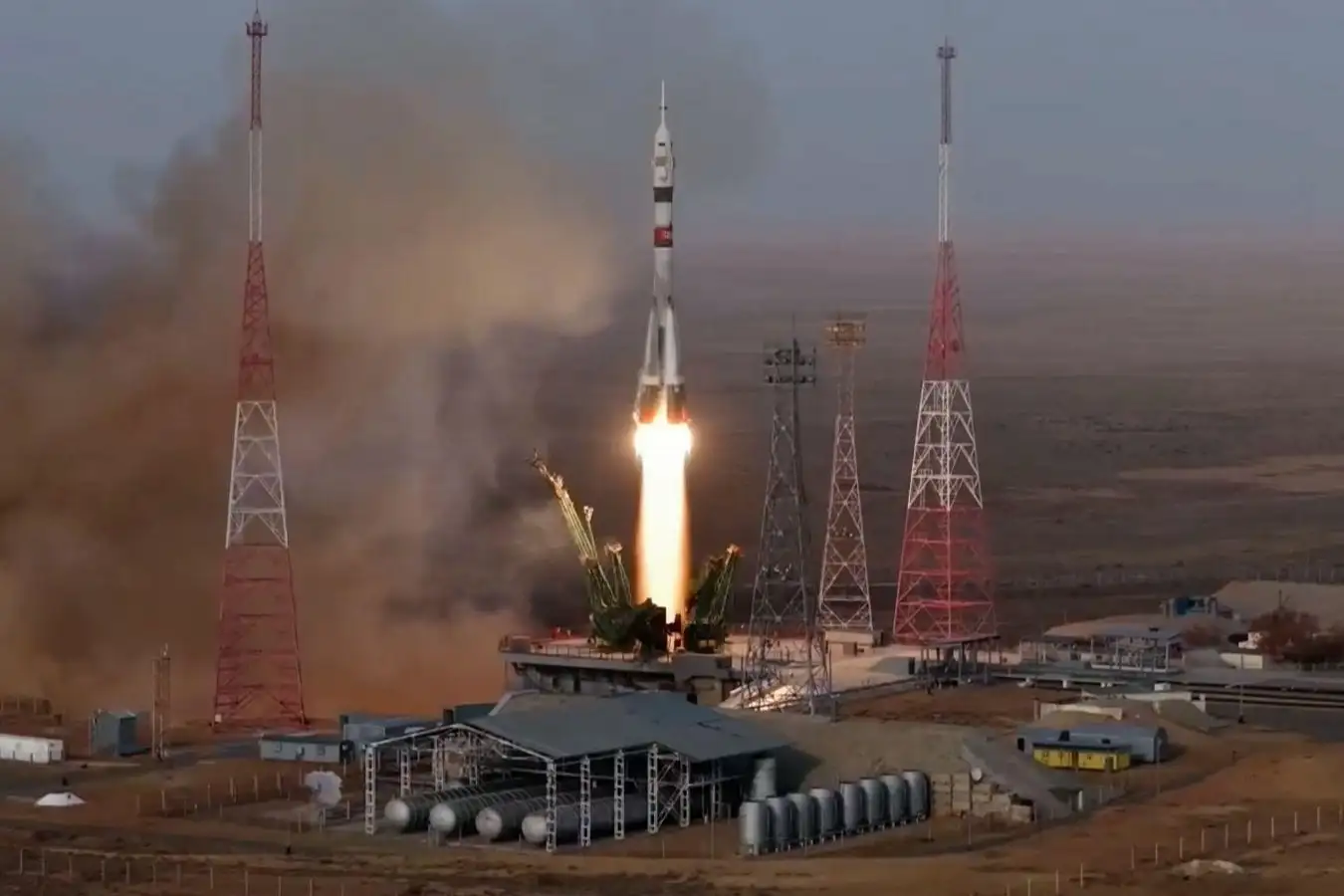 Soyuz-2.1 rocket booster with Soyuz MS-28 space ship