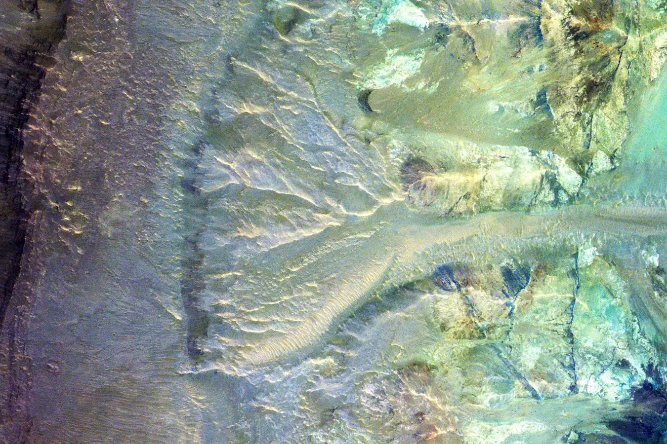 Silty deposits left by ancient water on Mars 