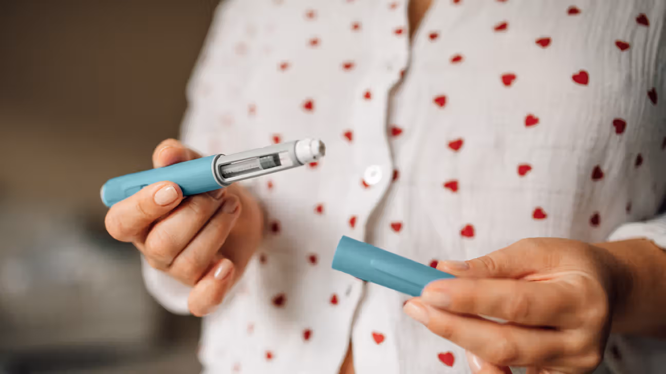 Person holding a GLP-1 pen