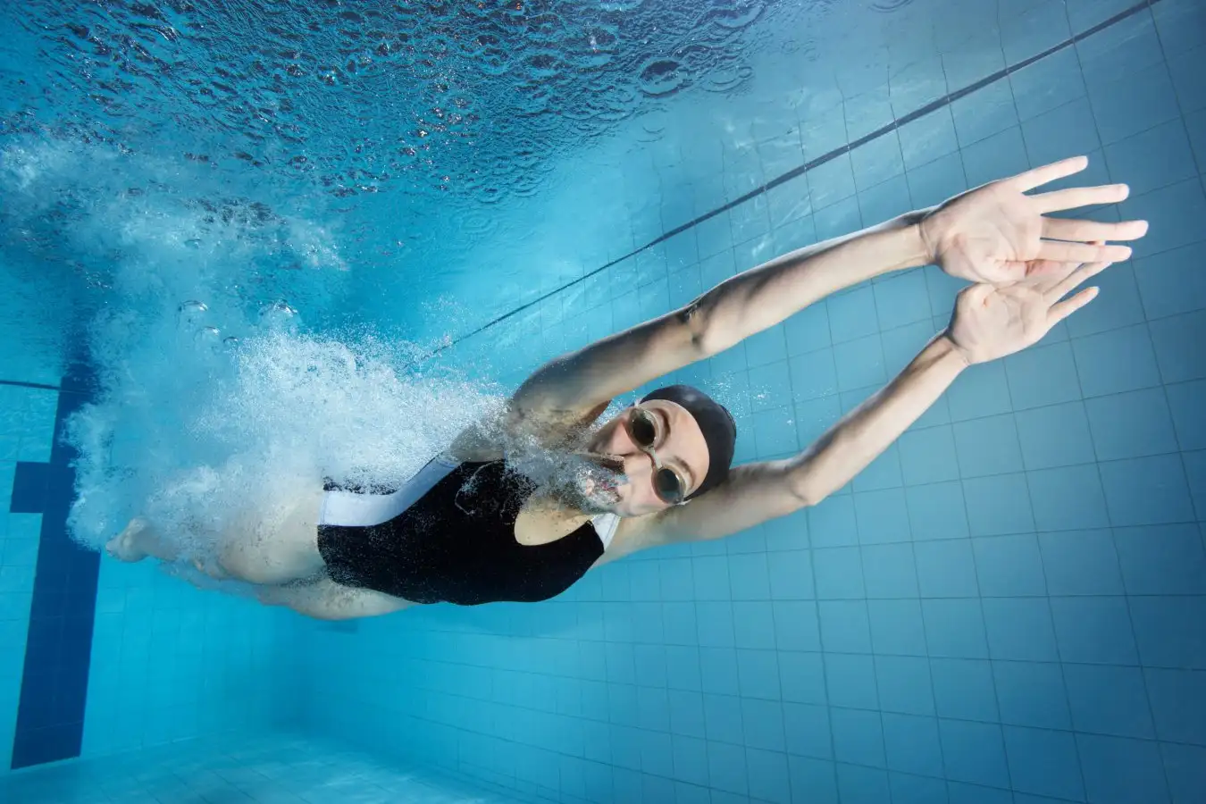 C7JRHW Swimmer diving into pool