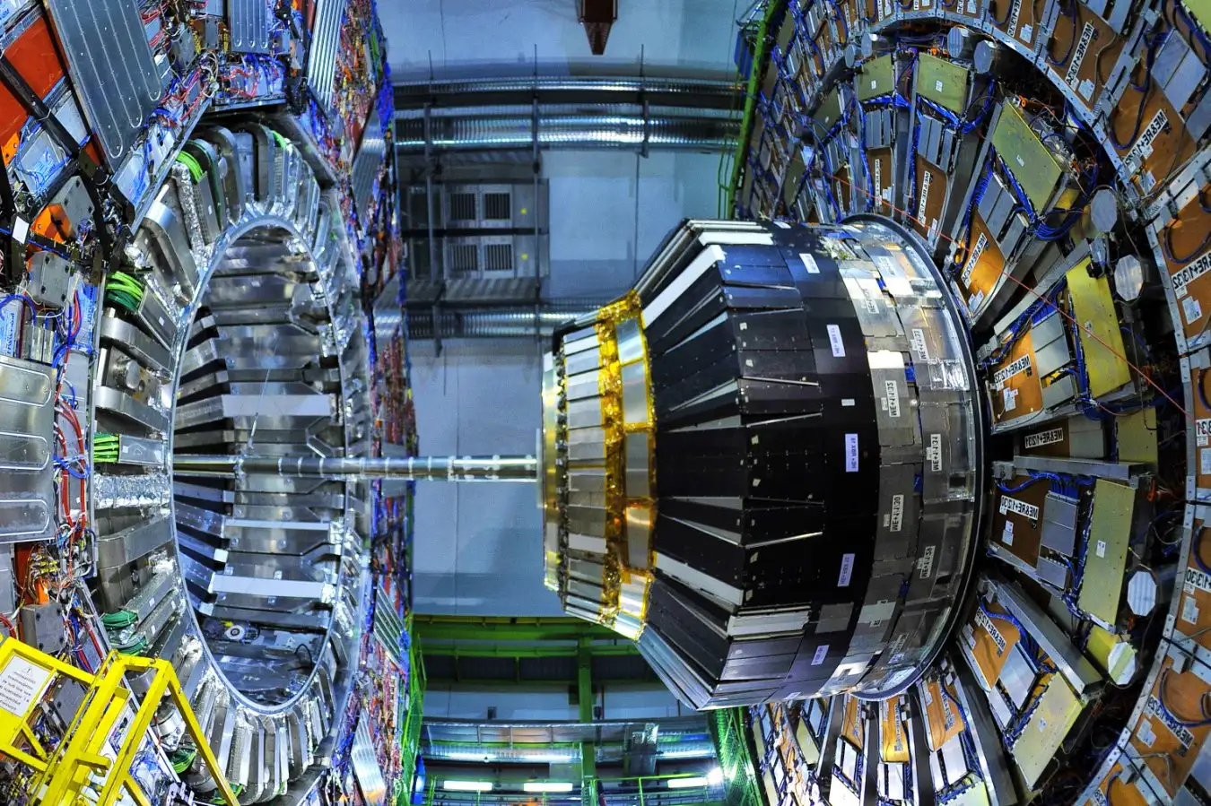 The ATLAS and CMS experiments at cern