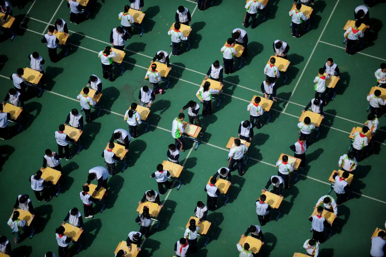Hall of pupils playing chess
