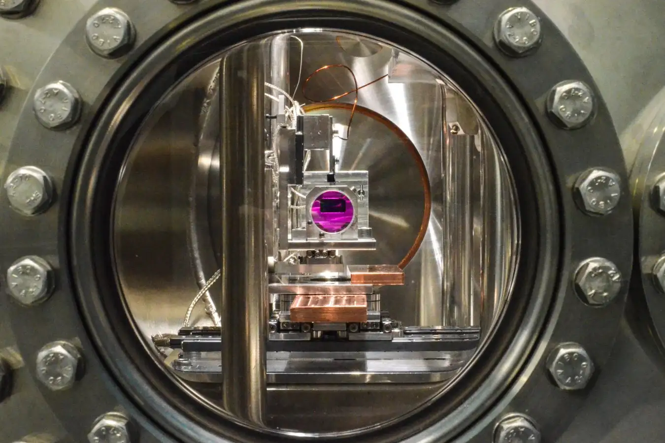 View onto the interferometer mirror through the window of the ultrahigh vacuum chamber.
