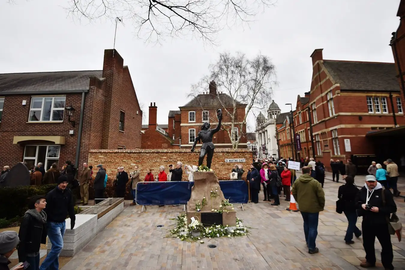 Members of the public queue to view the coffin containing the remains of England's King Richard III outside Leicester Cathedral in Leicestershire, central England, on March 23, 2015, ahead of a reburial some 530 years on from his violent death in 1485 at the Battle of Bosworth. Tens of thousands lined the streets on March 22 to see the coffin of England's medieval king Richard III taken in procession to his final burial. The remains of the last English monarch to die in battle were discovered buried under a municipal car park in 2012, almost 530 years after he was killed in 1485. AFP PHOTO / BEN STANSALL (Photo credit should read BEN STANSALL/AFP via Getty Images)