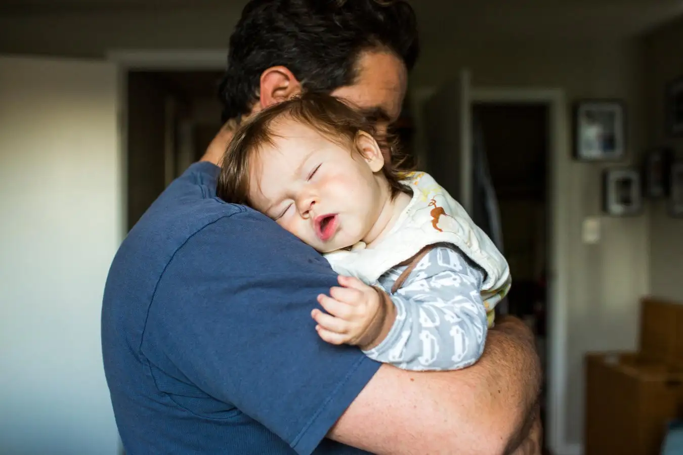 F2NHB5 Caucasian father holding sleeping baby girl